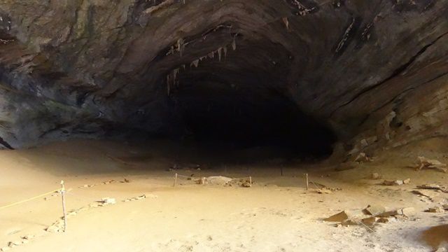 Enorme abertura da Gruta Lapa Doce.