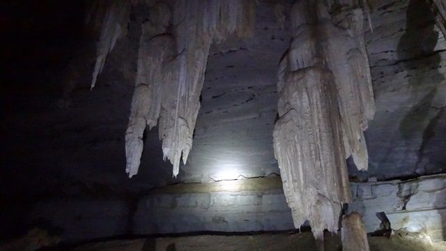 Formações rochosas dentro da Gruta Lapa Doce.