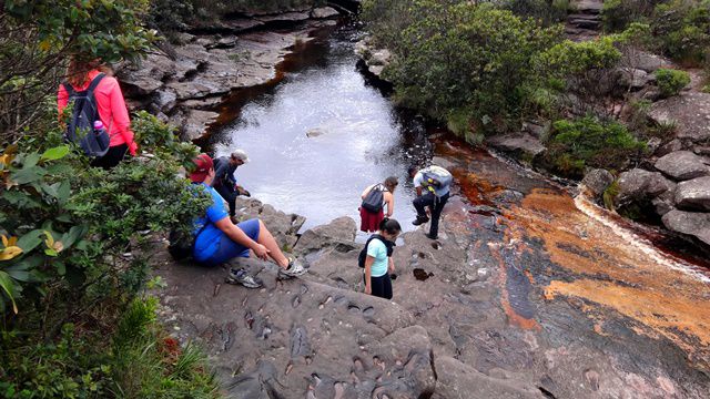 Mais uma travessia de rio e pronto, estaremos nos mirantes da Cachoeira da Fumaça.