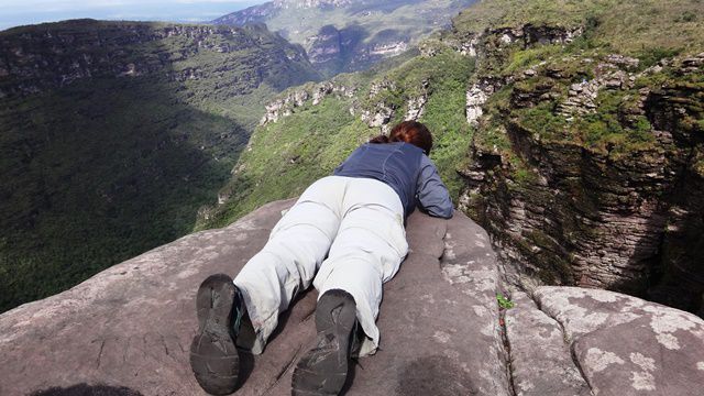 Para ver a cachoeira por completo, só assim, deitando no chão.