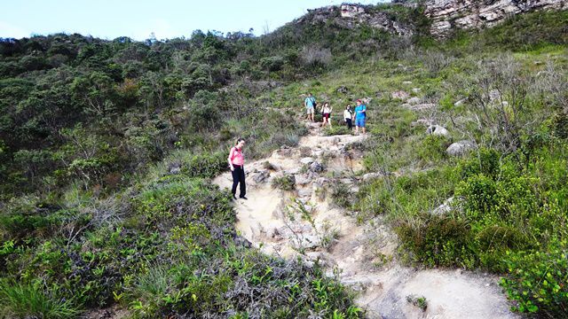 Encarando os 2km de descida da trilha da Cachoeira da Fumaça.