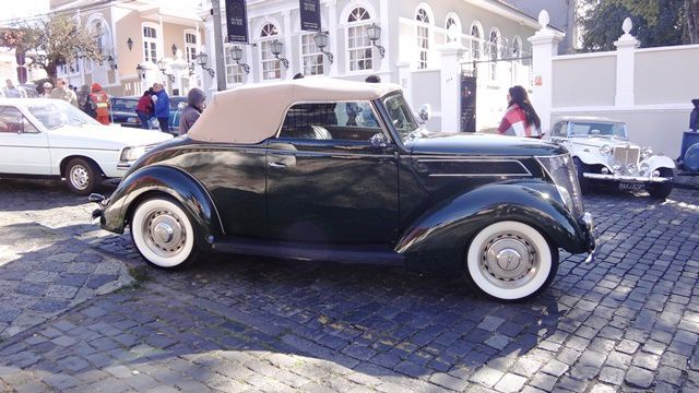 Exposição de carros antigos.