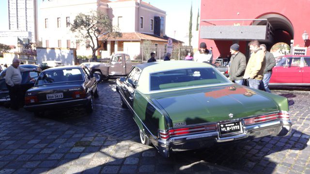 Exposição de carros antigos.