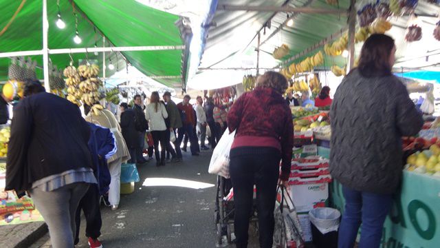 Feira livre de domingo.