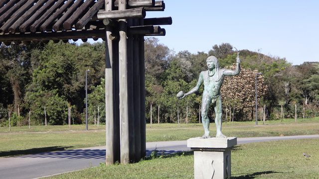 Estátua de índio no Parque Tingui.