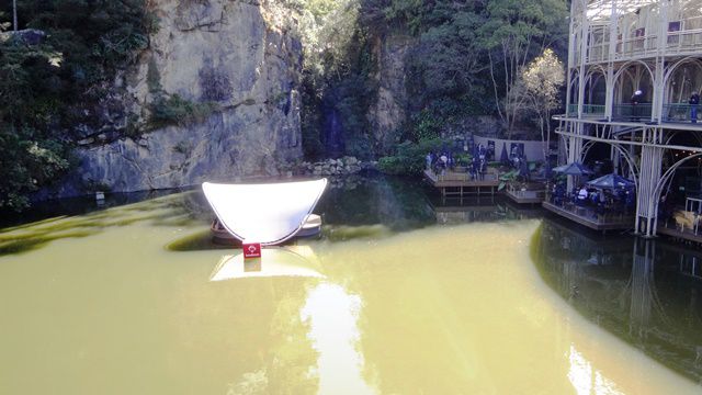 Lago ao redor da Ópera de Arame.