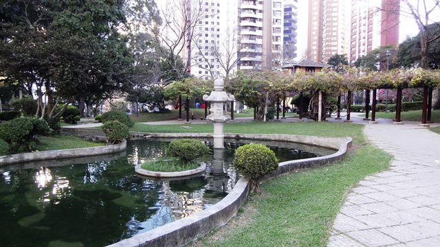 Praça do Japão - farol esculpido em pedra.