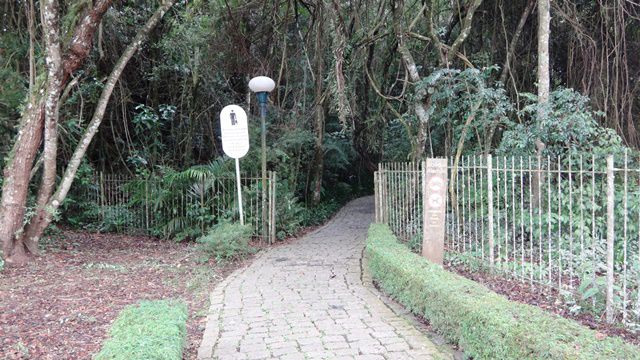 Início (ou fim) da trilha pela mata nativa do Bosque do Alemão.