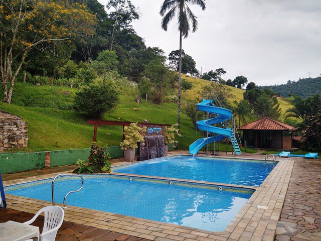 Piscina com toboagua