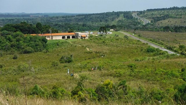 Trilha e o Centro de Visitantes ao fundo