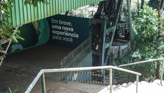 Placa indicando o fechamento do elevador