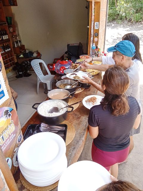 Almoço self-service, com comidas da região