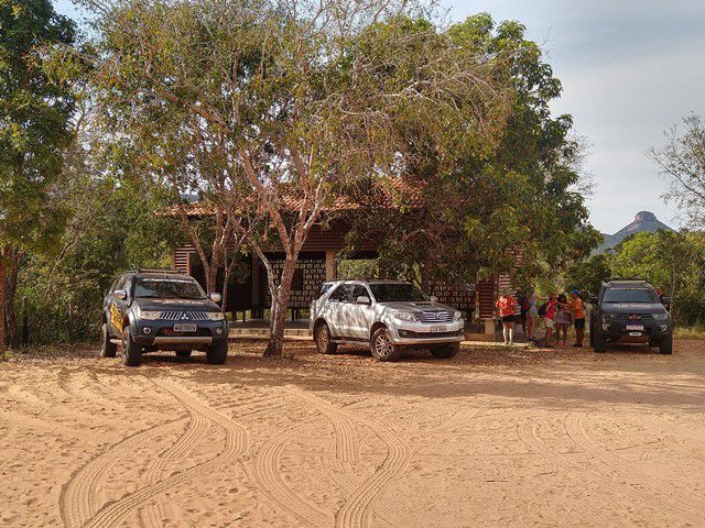 No estacionamento há uma edificação onde nos preparamos para o passeio