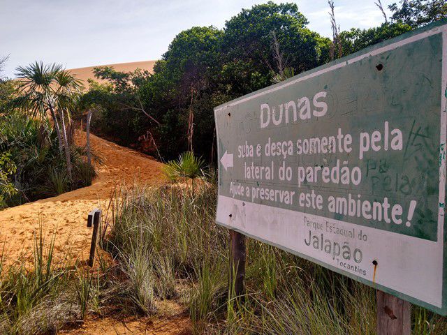 Placa indicando o acesso para as Dunas