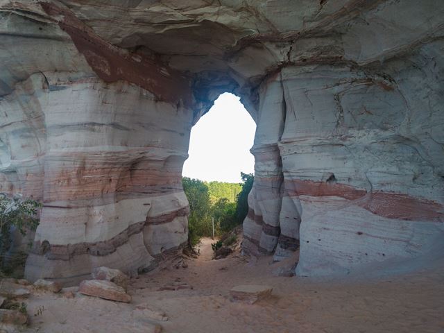 Buracos em formato de arco na Pedra Furada