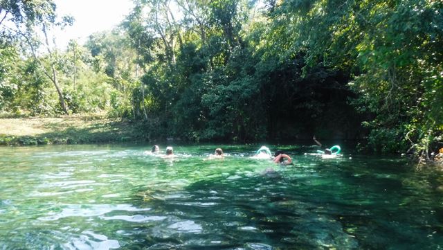 Nadando até a gruta na Lagoa do Japonês