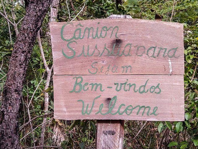 Placa logo após a entrada para o Cânion Sussuapara