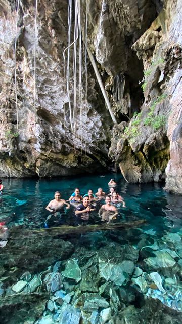 Galera reunida para foto na gruta da Lagoa do Japonês