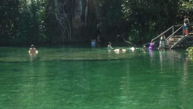 Pessoal curtindo a lagoa perto da margem