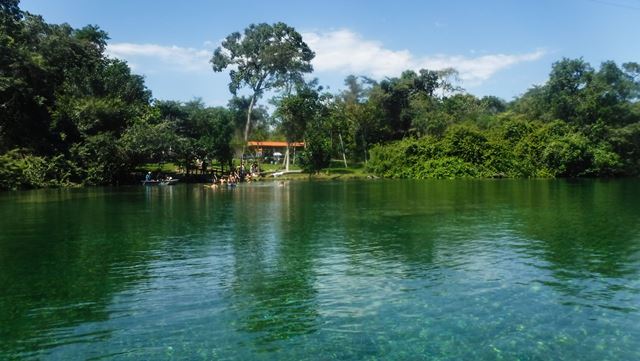 Pessoal curtindo a lagoa perto da margem