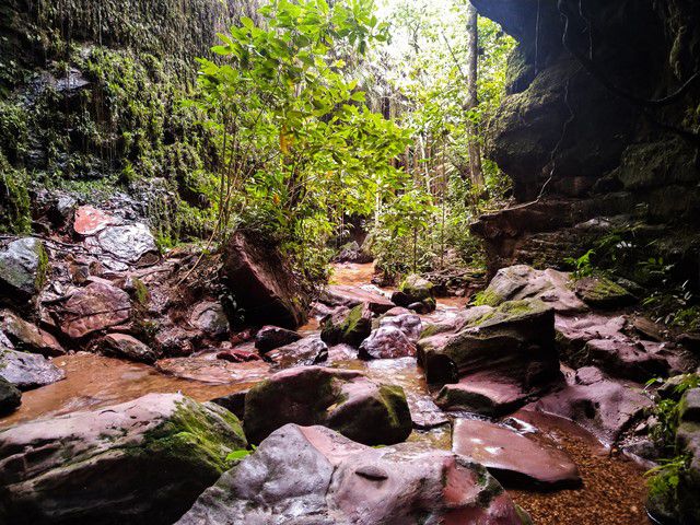 Para chegar até a cachoeira tem que caminhar pela água