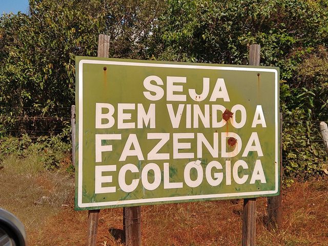 Deixando o asfalto. são 7km de estrada de terra até a fazenda