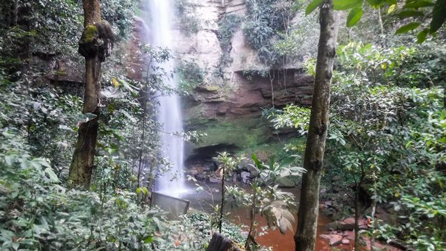 No final da trilha uma pequena escadaria para chegar à agua