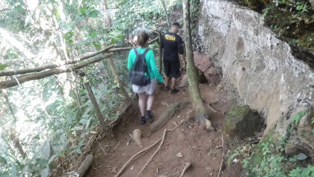 Descida suave com apoio de corrimãos