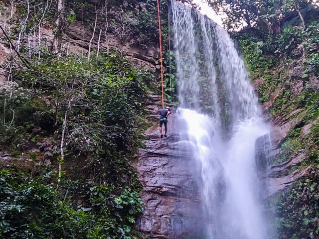 Rapel na Cachoeira da Roncadeira