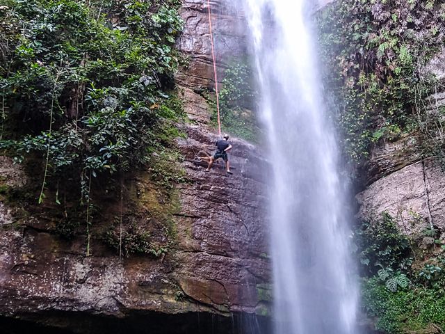 Rapel na Cachoeira da Roncadeira