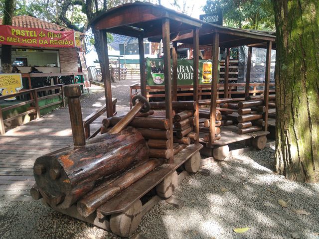 Praça ao lado do teleférico