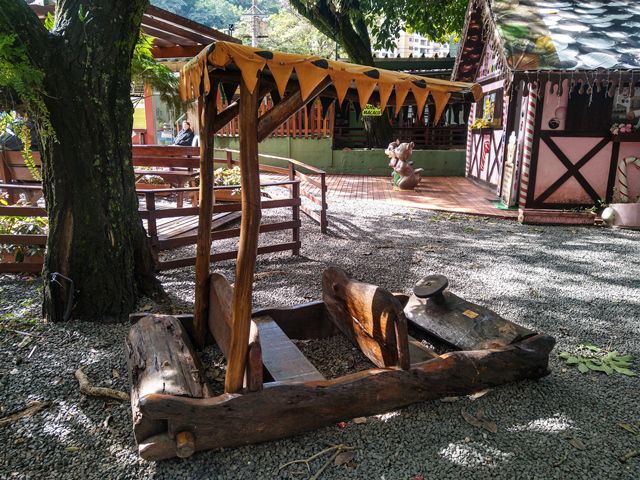 Praça ao lado do teleférico