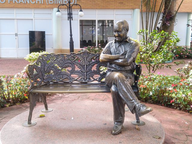 Estátua de Ronald Golias em Serra Negra