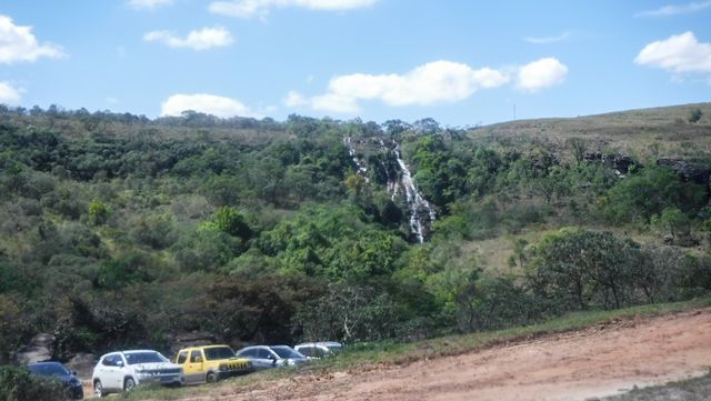 Estacionamento. É possível avistar a Cachoeira Véu da Noiva