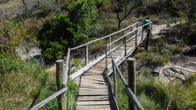 Ponte para acesso à trilha