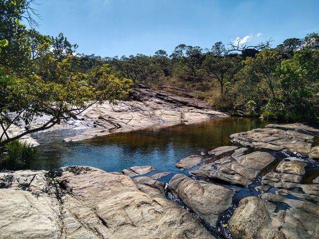 São vários os poços para banho no caminho até a Cachoeira das Esmeraldas