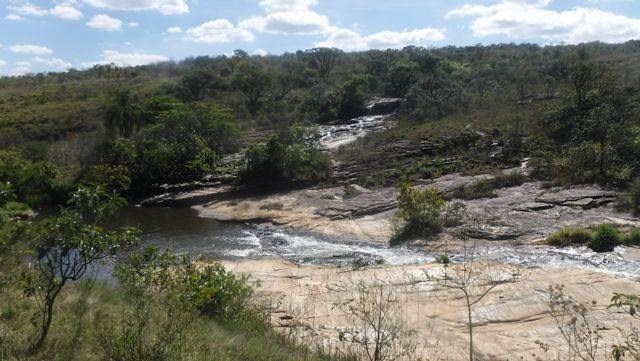 Parecia haver mais cachoeiras do outro lado do rio