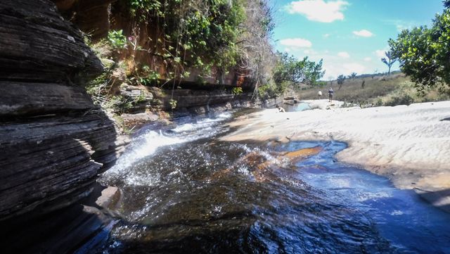 Seguindo o curso da água tem uma pequena cachoeira e vários poços