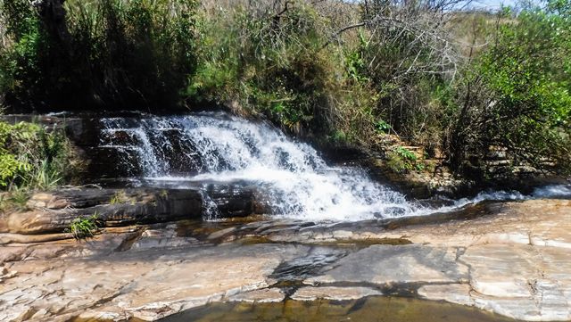 É possível ficar sentado nas pedras pra curtir a cachoeira