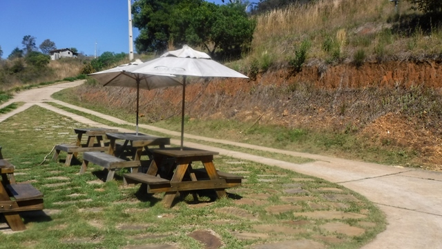 Restaurante, com mesas na área externa