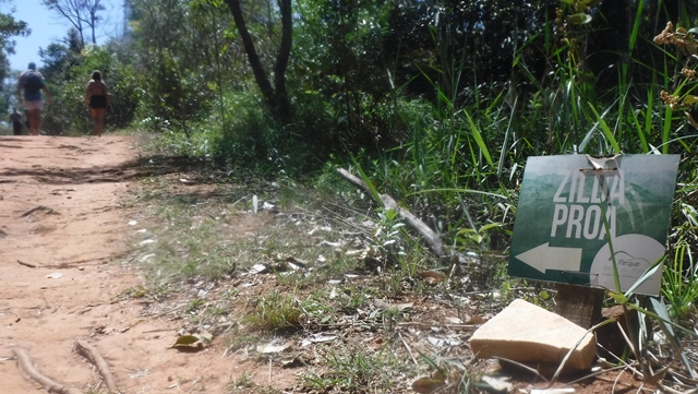 Placa indicando o caminho para as Cachoeiras Proa e Zilda