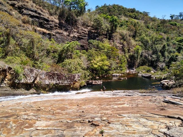 Cachoeira da Proa descendo pela lateral da pedra