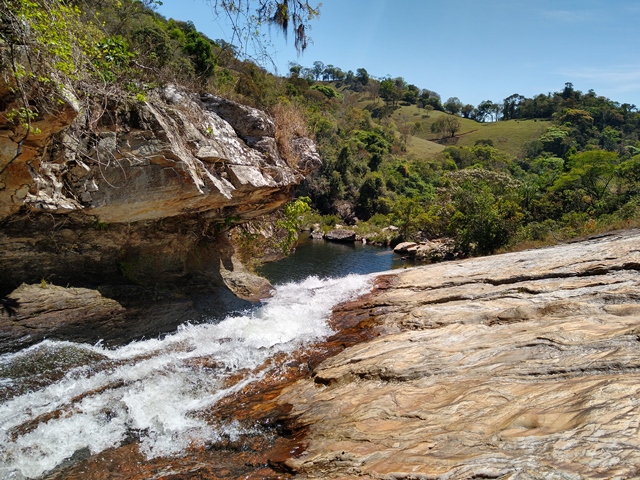 Cachoeira da Proa correndo pela lateral da pedra