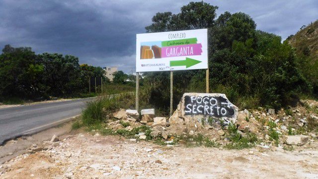 Placa indicativa na beira da estrada