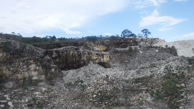 Pedras e mais pedras ao redor da estradinha