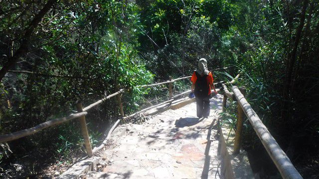 A trilha é de pedra, e possui corrimãos em toda a extensão