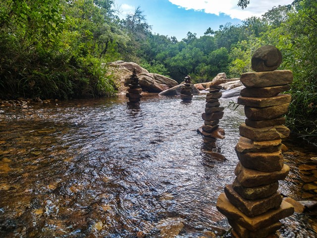 Comum encontrar as pedras empilhadas no riacho acima da cachoeira